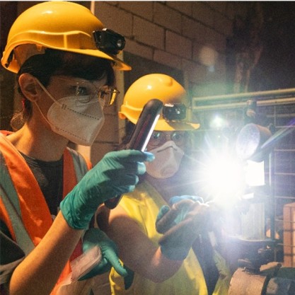 Restauratorinnen bei der Arbeit